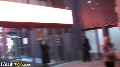 Bella bionda se l'è data a due nel bagno di un bar — screenshot 