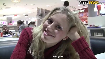 Loira bonita deu para dois no banheiro de um café