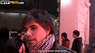 Bella bionda se l'è data a due nel bagno di un bar — screenshot 