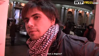 Bella bionda se l'è data a due nel bagno di un bar — screenshot 