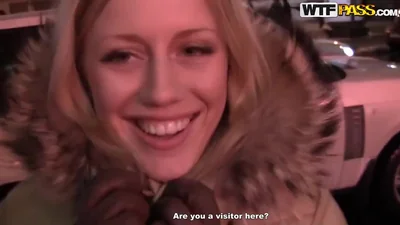 Bella bionda se l'è data a due nel bagno di un bar — screenshot 