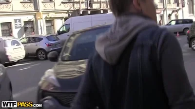 Donna timida si rilassa in una sauna con due ragazzi — screenshot 