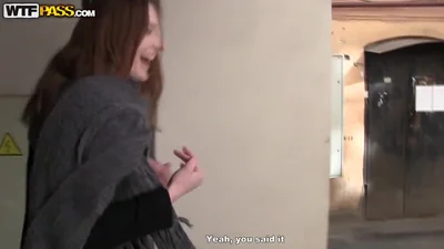 Donna timida si rilassa in una sauna con due ragazzi — screenshot 