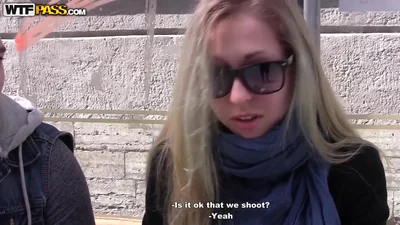 Donna timida si rilassa in una sauna con due ragazzi — screenshot 
