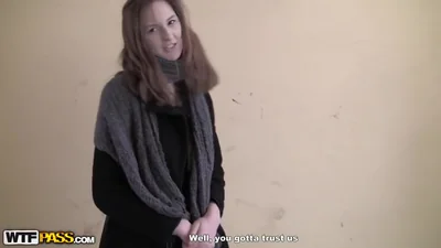 Donna timida si rilassa in una sauna con due ragazzi — screenshot 