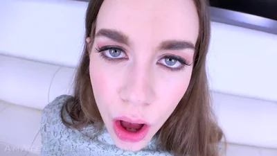 Ragazza sfacciata non si è fatta problemi a darla a due contemporaneamente — screenshot 