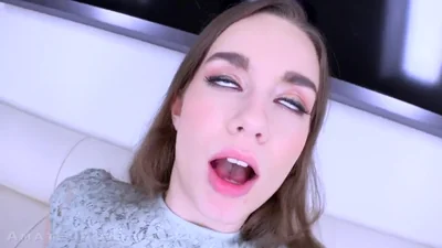 Ragazza sfacciata non si è fatta problemi a darla a due contemporaneamente — screenshot 