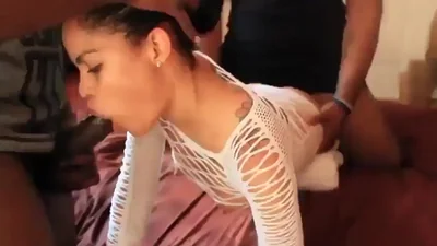 Mulher negra sexy com duas amigas — captura 