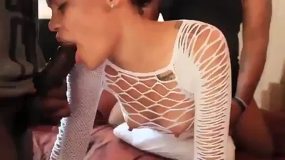 Mulher negra sexy com duas amigas — captura 